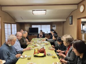 お茶や軽食を取りながら座談会を行っています